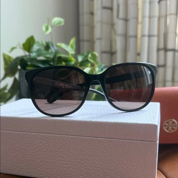 Tory Burch TY7106 Sunglasses
Black Frame, Dark Brown Gradient - Picture 1 of 6